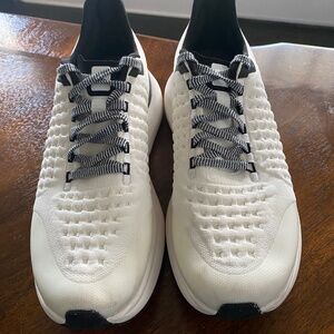 Rabbit Dream Chaser, Size 10, White/Black